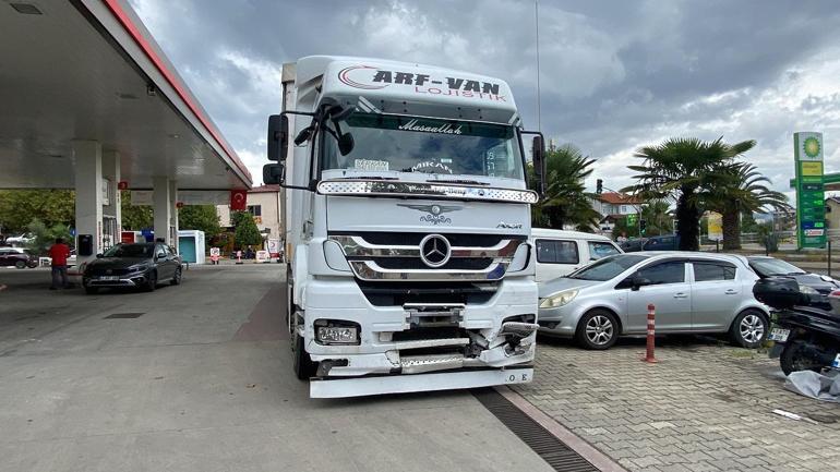 TIR otomobillerin arasına daldı: 3 yaralı