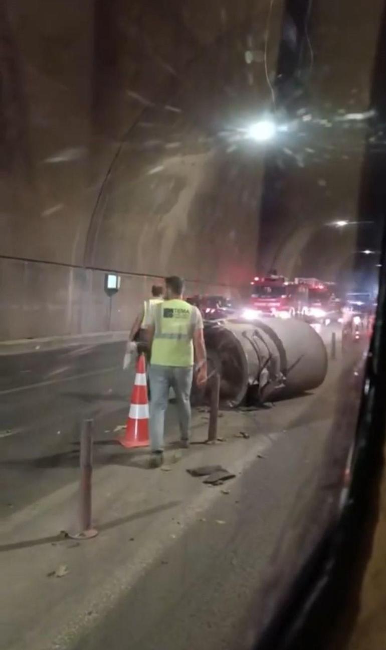 Pendikte havalandırma borusu yola düştü: 2 araç zarar gördü