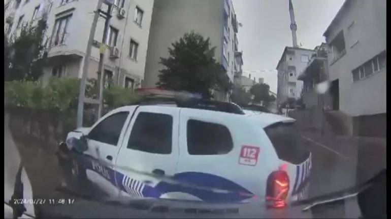 Ümraniyede otomobilin polis aracına çarptığı kaza kamerada | Video Haber