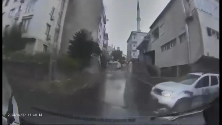 Ümraniyede otomobilin polis aracına çarptığı kaza kamerada | Video Haber