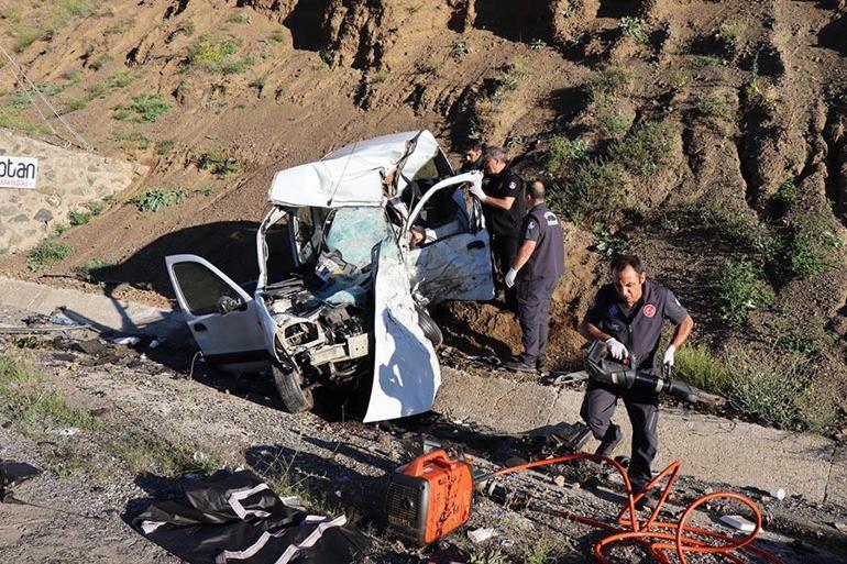 Video Haber | Ambulans ve otomobil çarpıştı: 4 ölü, 1 yaralı