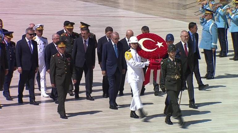 SON DAKİKA HABERİ... Erdoğan ve YAŞ üyeleri Anıtkabirde