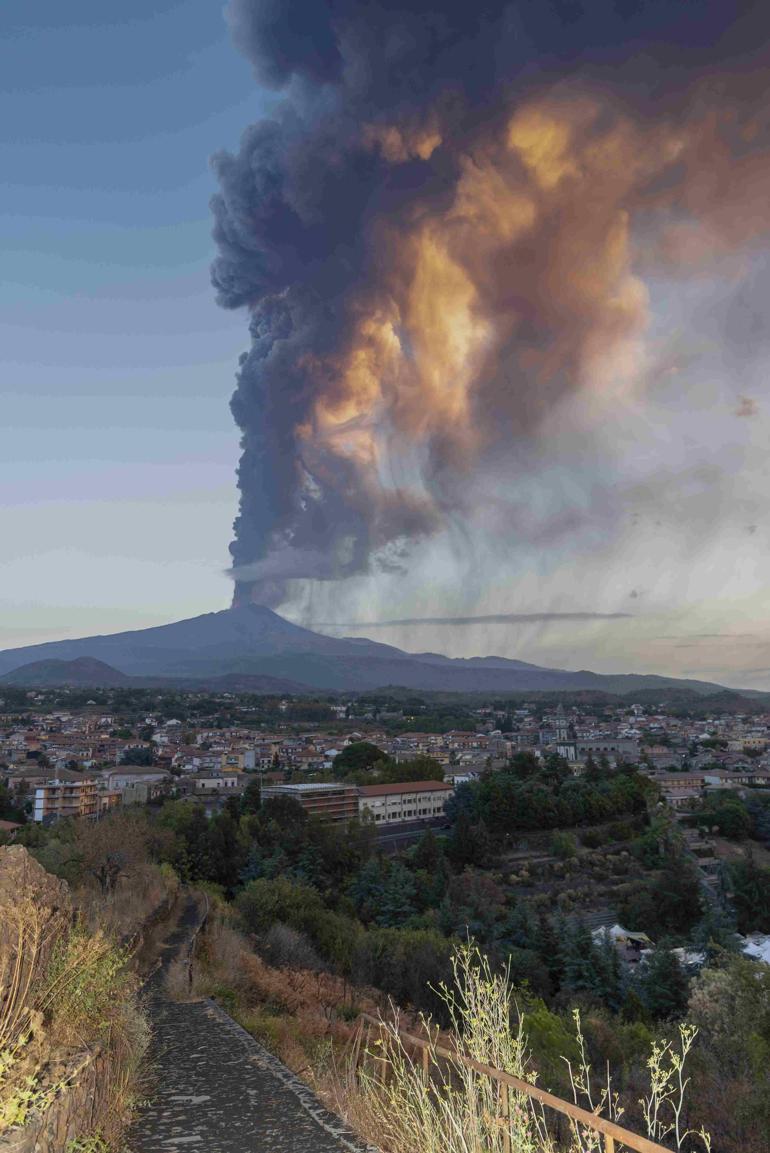 Etna, lav püskürtmeye başladı: Uçuşlar aksadı