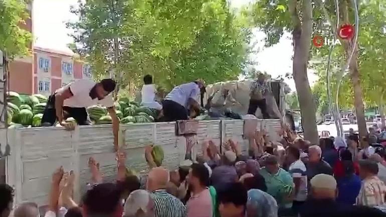 Video | 17 ton karpuzu çevredekilere dağıttı