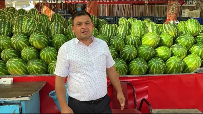 Video | 17 ton karpuzu çevredekilere dağıttı