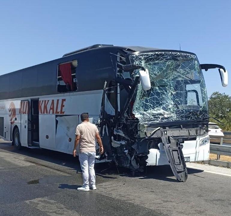 VİDEO | Aydında feci kaza Yolcu otobüsü iş makinesine çarptı