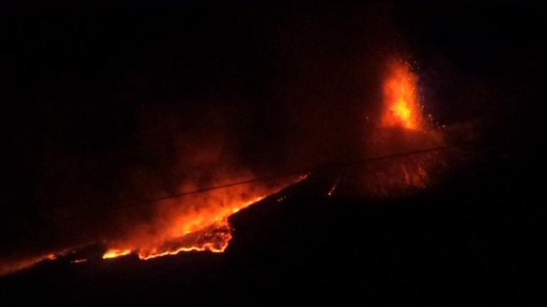 Etna Yanardağı yine patladı Türkiyeyi de etkileyecek mi Uzman isimden uyarı