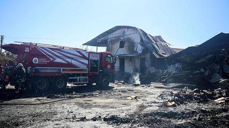 Antalyada kağıt fabrikası yandı