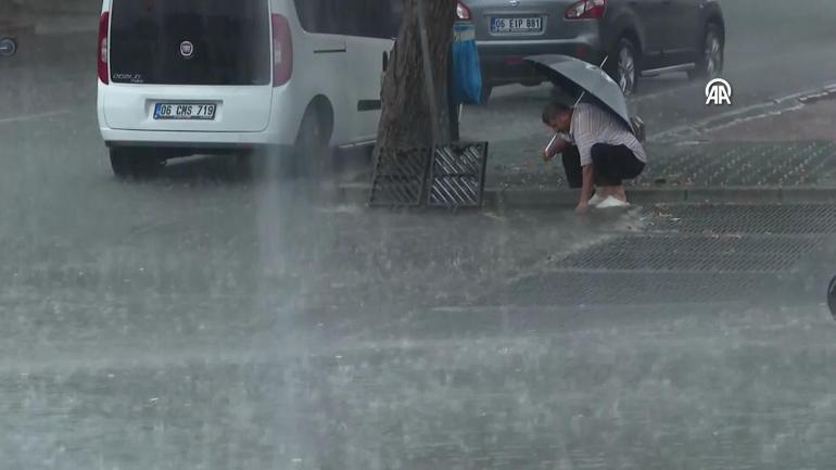 VİDEO | Ankarayı sağanak vurdu: Yollar göle döndü, iş yerlerini su bastı...