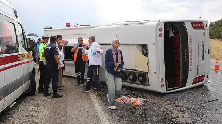 Düğün yolunda kaza: 1i ağır, 26 yaralı