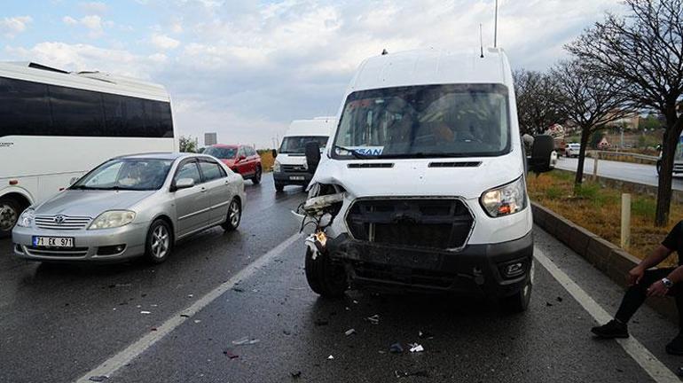 Kırıkkalede işçi servisi ile otomobil çarpıştı: 11 yaralı