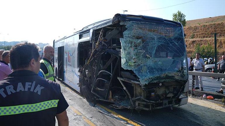 SON DAKİKA || Küçükçekmecede metrobüs kazası: 1 kişi hayatını kaybetti, 38 yaralı var