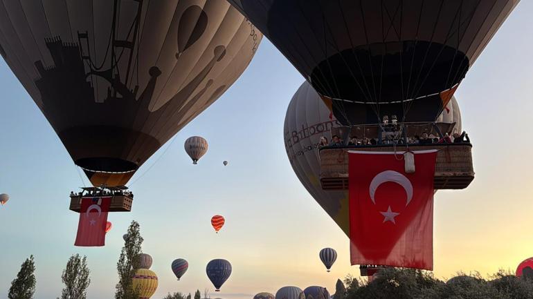 Kapadokyada balonlar Türk bayraklarıyla havalandı