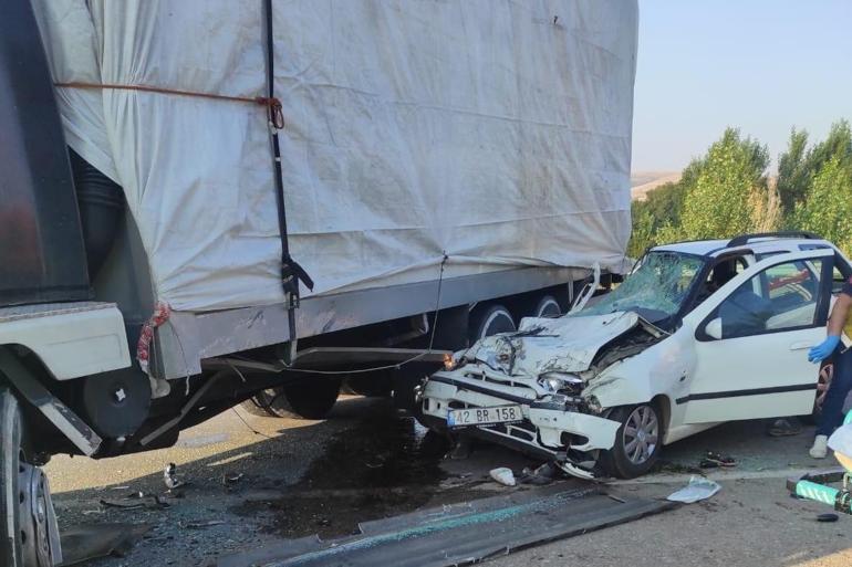 Kamyona ok gibi saplandı Konyadaki feci kazada 3 kişi hayatını kaybetti