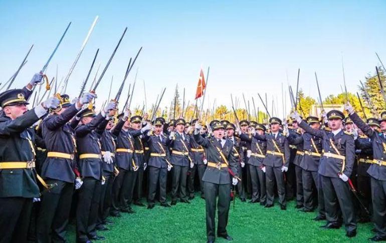 Bir grup subay adayı, kılıçlarını çekip “Mustafa Kemal’in askerleriyiz” diye haykırdı Ahmet Hakan yazdı: 30 Ağustos’ta kimin askeri olunur