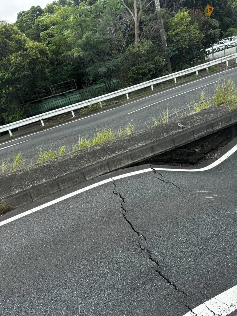 Japonyada facianın eşiğinden dönüldü: 4 şeritli otoyol çöktü