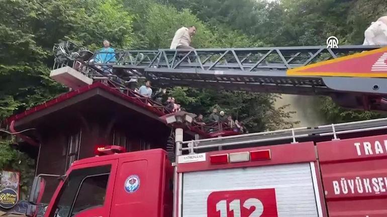 Trabzonda şelale taştı, turistler mahsur kaldı | Video Haber