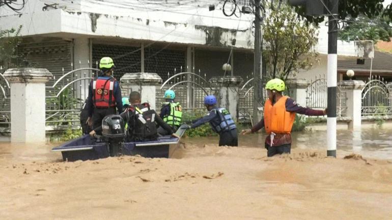 Taylandda yollar sular altında kaldı