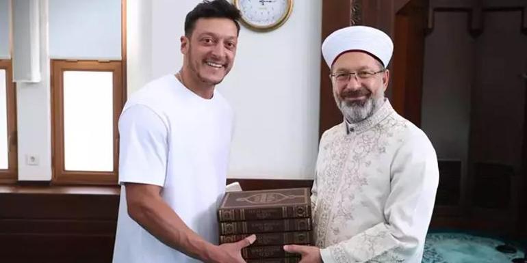 Mesut Özil gönüllü olarak cami temizliğine katıldı O anları Diyanet İşleri Başkanı paylaştı