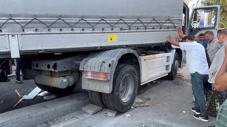 Fatihte beton refüje takılarak kaza yapan TIR yolu kapattı