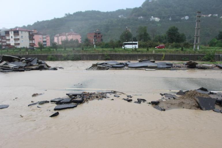 Trabzonu sağanak vurdu Irmaklar taştı, ev ve iş yerlerini su bastı