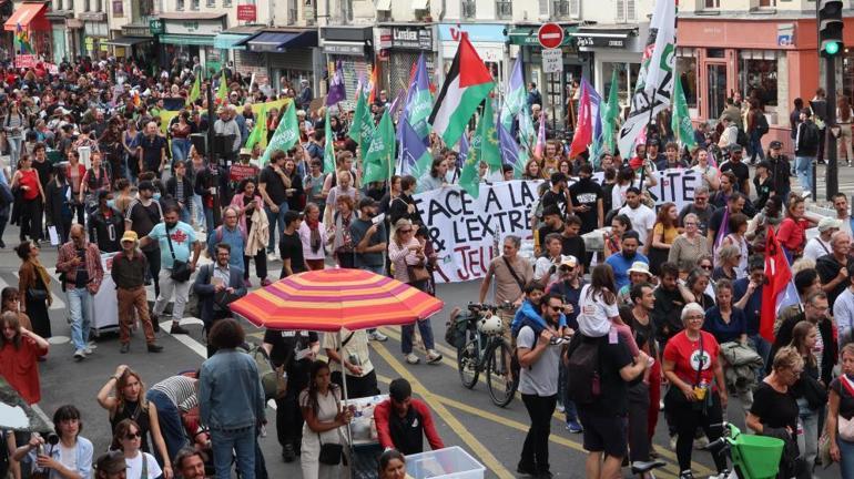 Binlerce insan sokaklara döküldü Fransa’da hükümet karşıtı gösteri