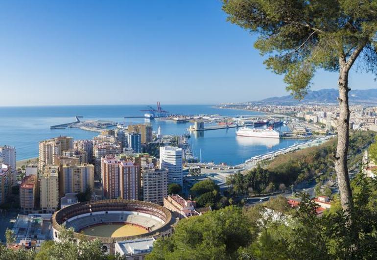 Malaga, turistlere yeni kurallar getiriyor: Bağırmayın, üstsüz gezmeyin...