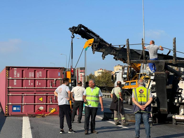 Avcılar D-100 Karayolunda TIR devrildi; yan yol trafiğe kapatıldı