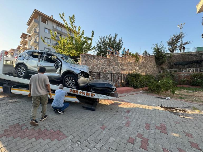 Yoldan çıkan otomobil apartman bahçesine uçtu | Video Haber