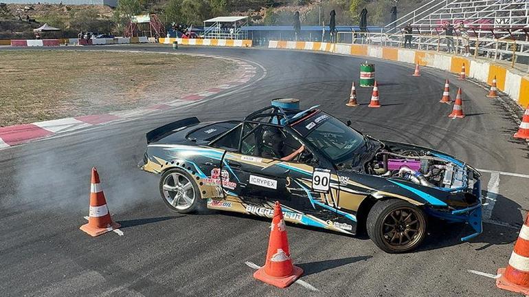 Kadın driftçiler piste indi, şov yaptı | Video Haber