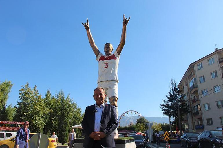 Tanju Özcan, Boluya Merih Demiral’ın ‘Bozkurt’ işareti yapan heykelini diktirdi