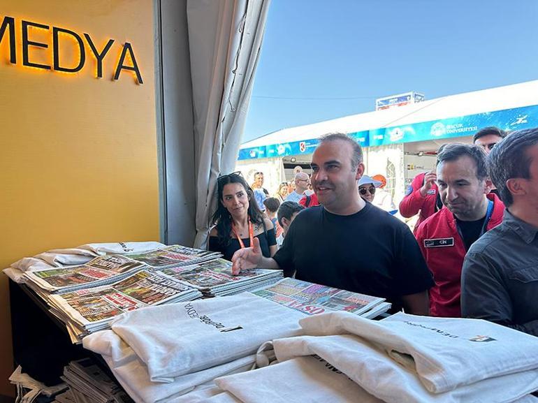 Bakan Kacır, TEKNOFESTte Demirören Medya standında yarışmaya katıldı