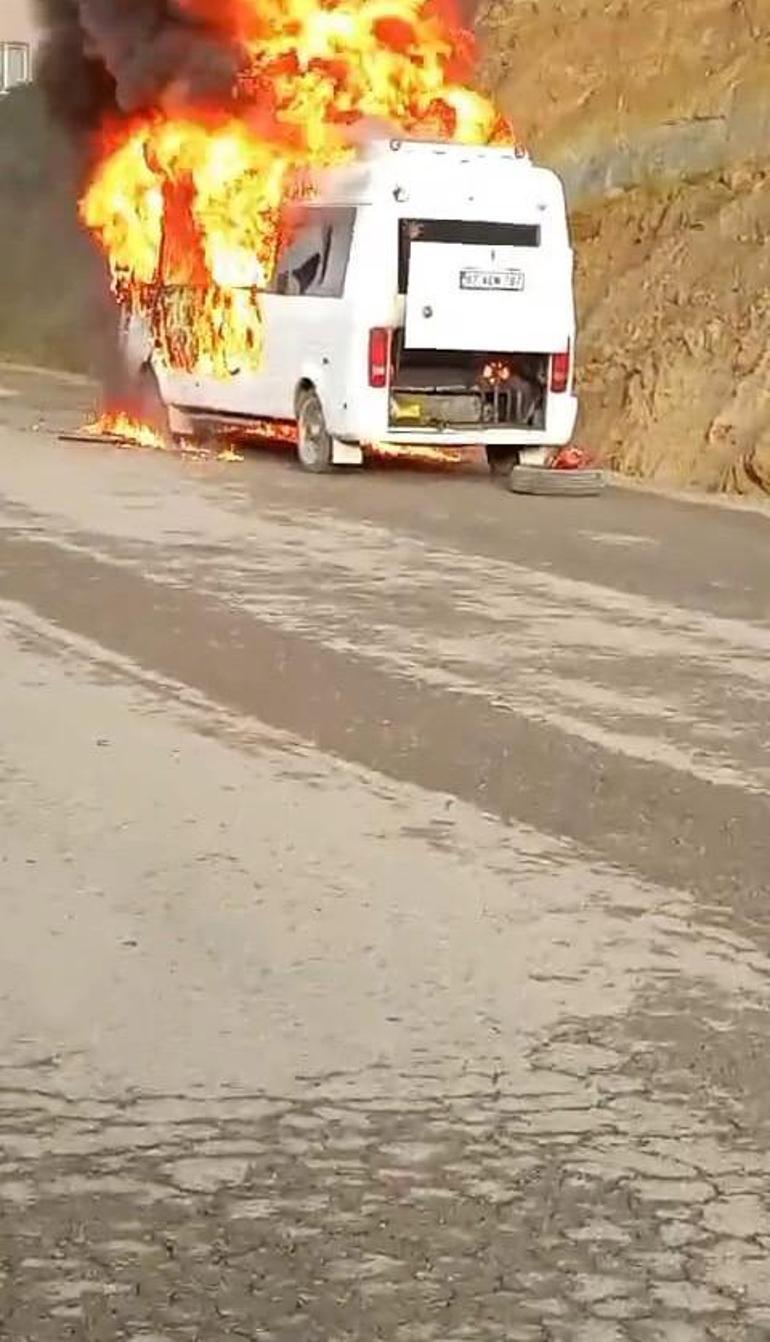 Servis aracı alev aldı Canını zor kurtardı | Video Haber