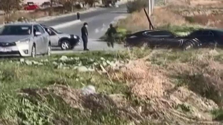 Otomobiliyle husumetlisinin aracına defalarca çarptı | Video Haber