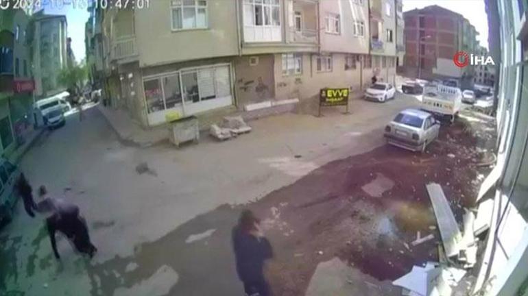 Deprem anında binadan kopan molozlardan kıl payı kurtuldu | Video Haber