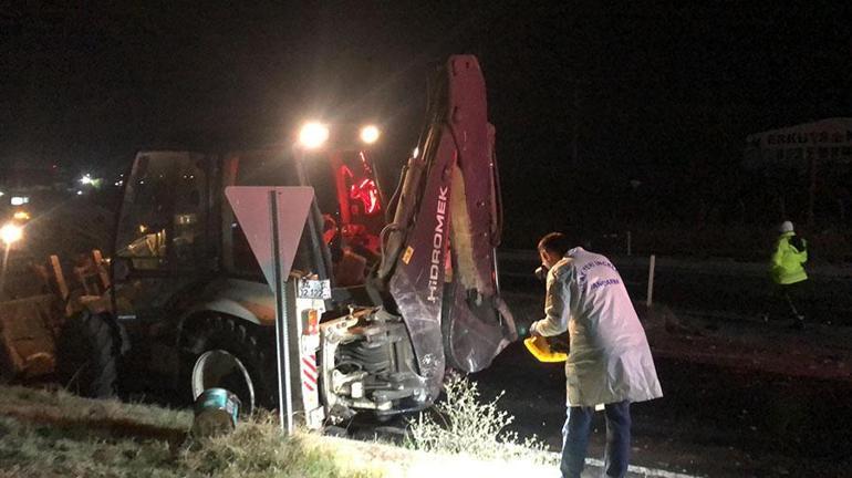 Tekirdağ’da feci kaza... Otomobil iş makinesine arkadan çarptı: 5 ölü