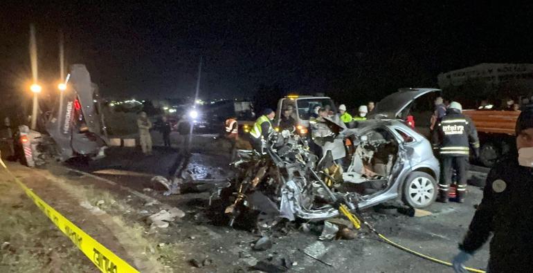 Tekirdağ’da feci kaza... Otomobil iş makinesine arkadan çarptı: 5 ölü