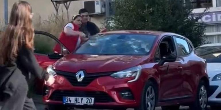 Görenler şaşkına döndü Elindeki satırla defalarca otomobile vurdu