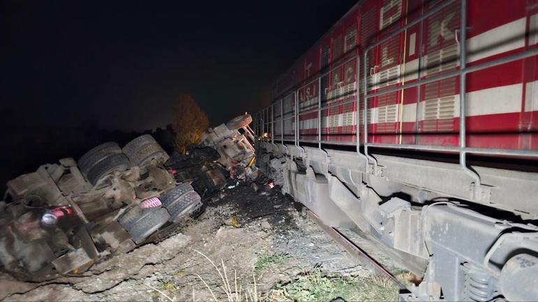 Edirnede yolcu treni kamyona çarptı; faciadan dönüldü