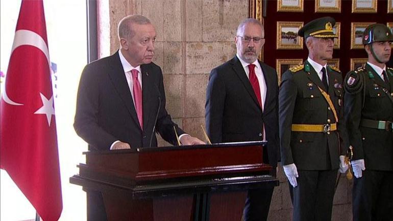 SON DAKİKA || Devlet erkanı Anıtkabirde Erdoğan: Vatanımızın bekasını korumak için tedbir alıyoruz