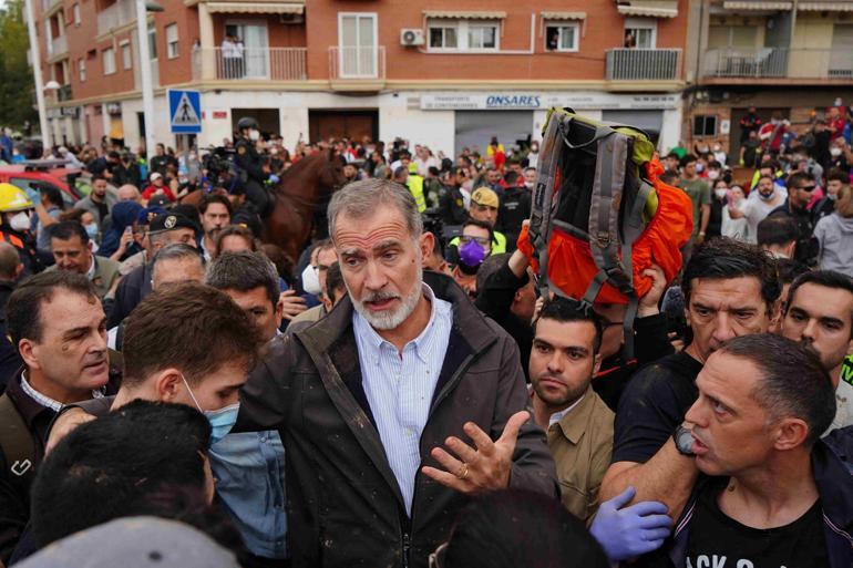 İspanyada öfke büyüyor: Sel bölgesini ziyaret eden Kral 6. Felipeye çamur fırlatıldı  “Katiller” diye bağırdılar…