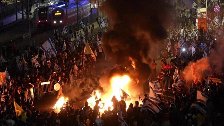 İsrailde iç karışıklık: Savunma bakanı görevden alındı, sokaklar yangın yerine döndü