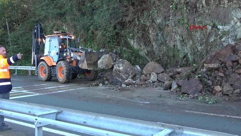 Rize-Artvin yolunda heyelan meydana geldi