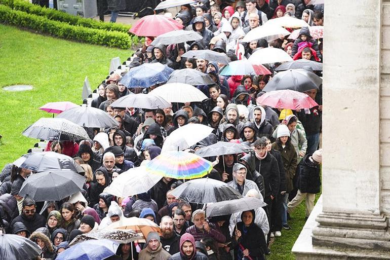 71 numaralı odaya ziyaretçi akını Atatürk hayata gözlerini yumduğu odada anılıyor...