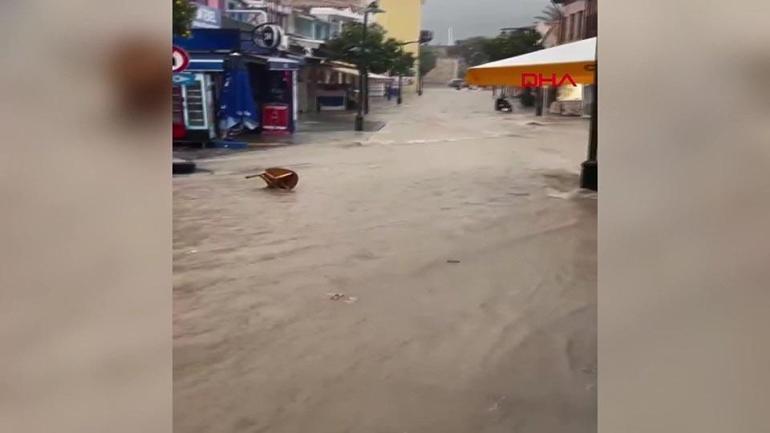 Çeşmede yollar göle döndü, masa ve sandalyeler sürüklendi | Video Haber