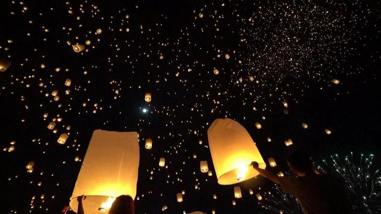 Binlercesi gökyüzünde Taylandın kuzeyi geleneksel festival ile aydınlandı