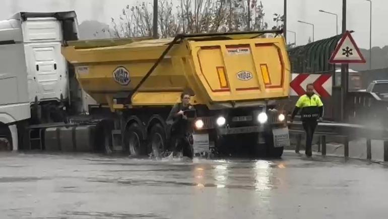 İstanbulda sağanak yağmur etkili oldu Bir araç mahsur kaldı