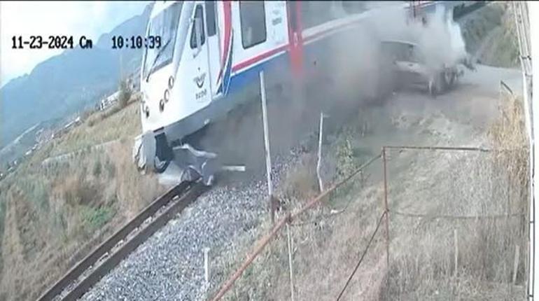 Manisa’da yolcu treni ile otomobil böyle çarpıştı | Video Haber