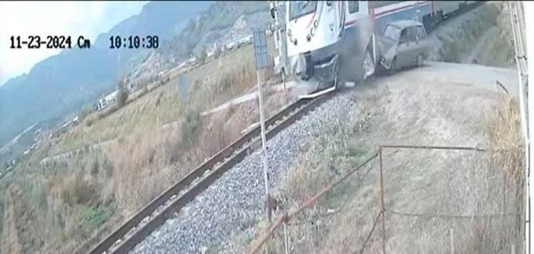 Manisa’da yolcu treni ile otomobil böyle çarpıştı | Video Haber