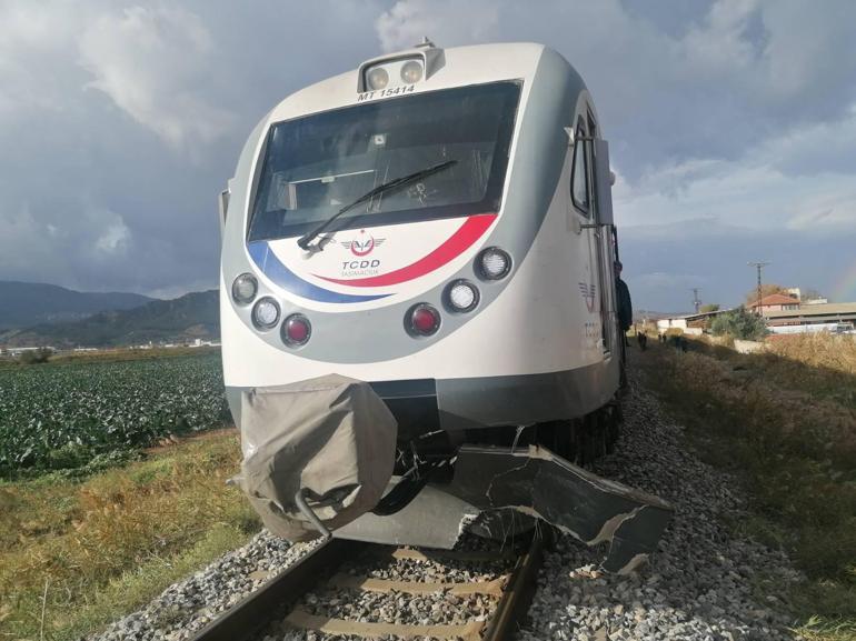 Manisa’da yolcu treni ile otomobil böyle çarpıştı | Video Haber